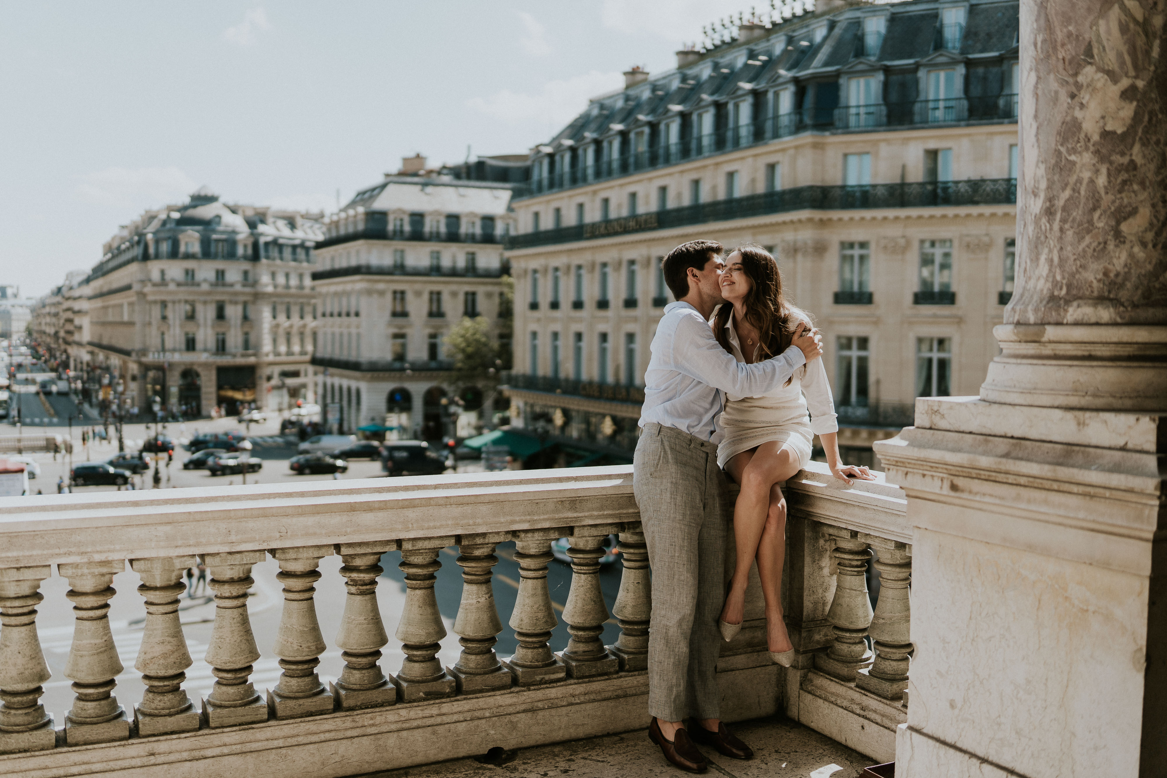 une séance photo en amoureux à l'Opéra Garnier de Paris