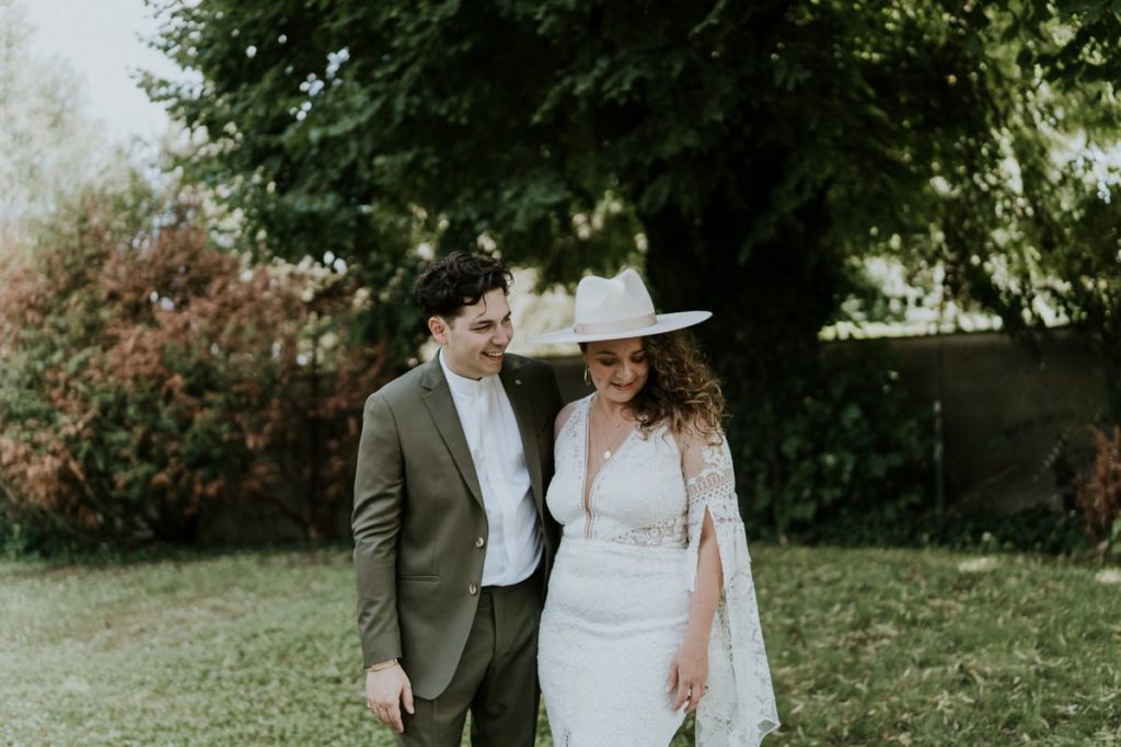 mariée robe bohème et chapeau